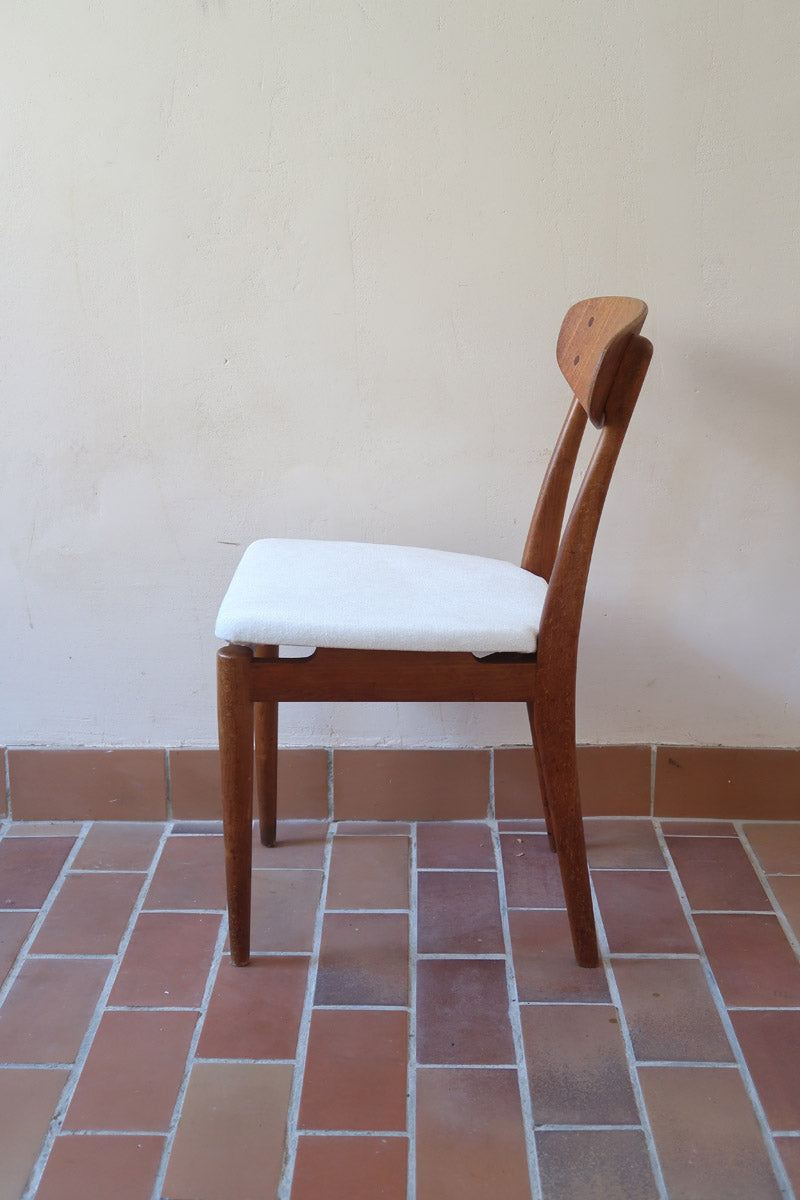 Suite de 6 chaises scandinaves vintage années 60, dossier galbé en teck, structure hêtre, assises retapissées en bouclette blanche