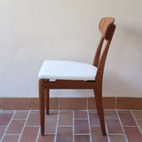 Suite de 6 chaises scandinaves vintage années 60, dossier galbé en teck, structure hêtre, assises retapissées en bouclette blanche