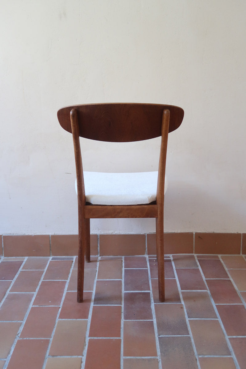 Suite de 6 chaises scandinaves vintage années 60, dossier galbé en teck, structure hêtre, assises retapissées en bouclette blanche
