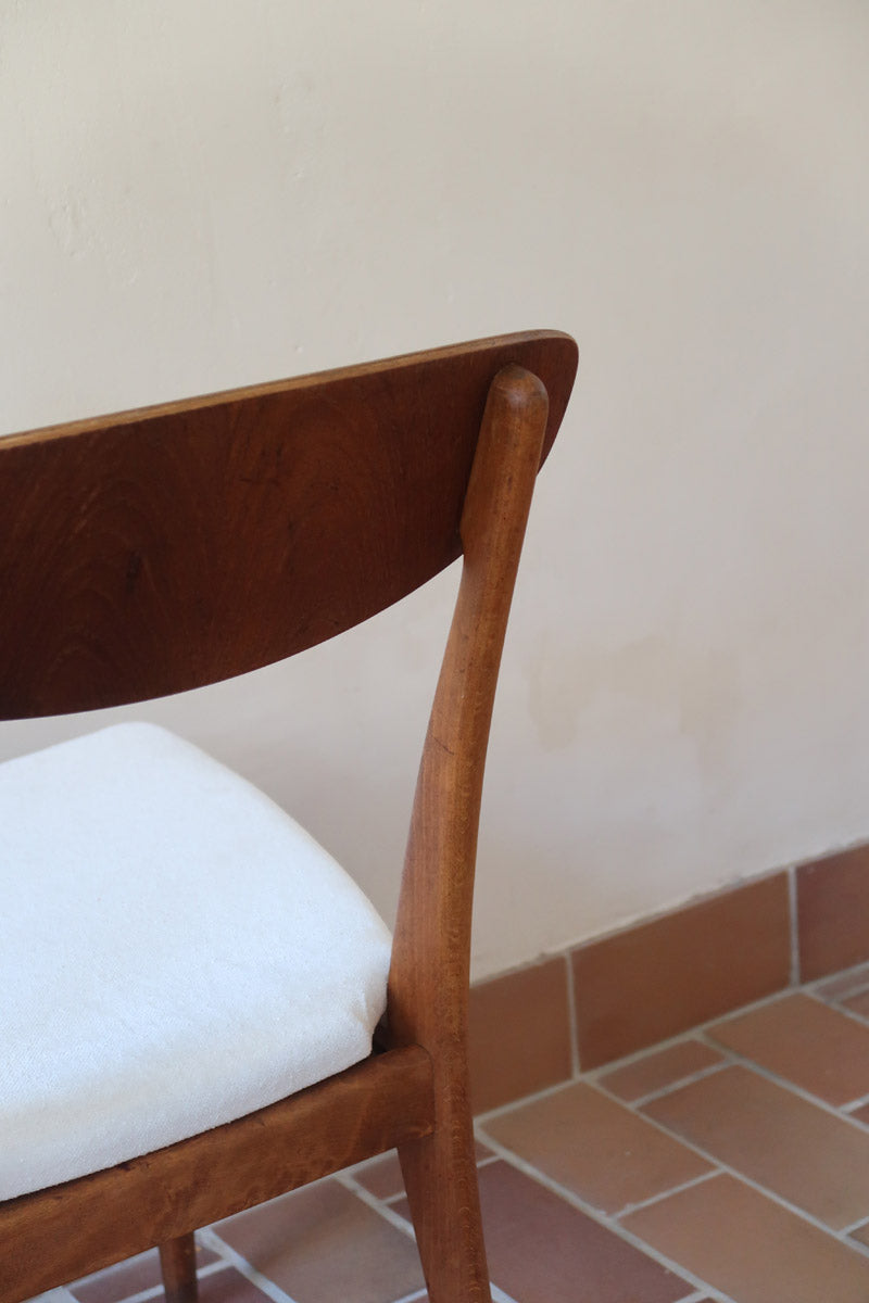 Suite de 6 chaises scandinaves vintage années 60, dossier galbé en teck, structure hêtre, assises retapissées en bouclette blanche