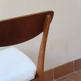 Suite de 6 chaises scandinaves vintage années 60, dossier galbé en teck, structure hêtre, assises retapissées en bouclette blanche