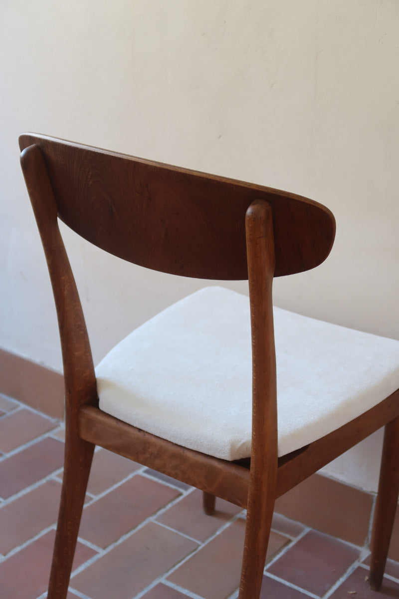 Suite de 6 chaises scandinaves vintage années 60, dossier galbé en teck, structure hêtre, assises retapissées en bouclette blanche