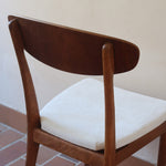 Suite de 6 chaises scandinaves vintage années 60, dossier galbé en teck, structure hêtre, assises retapissées en bouclette blanche