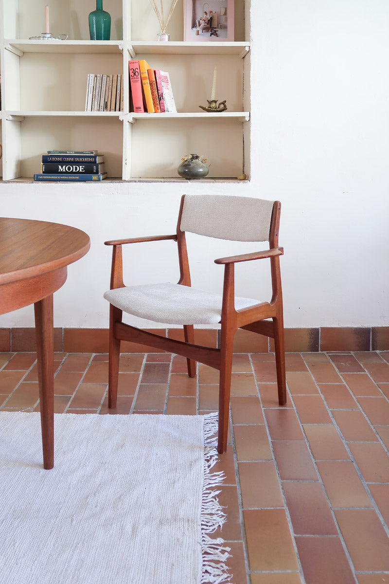 Fauteuil à accoudoirs scandinave vintage en teck années 60, assise retapissée tissu écru, esprit Erik Buch