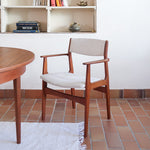 Fauteuil à accoudoirs scandinave vintage en teck années 60, assise retapissée tissu écru, esprit Erik Buch