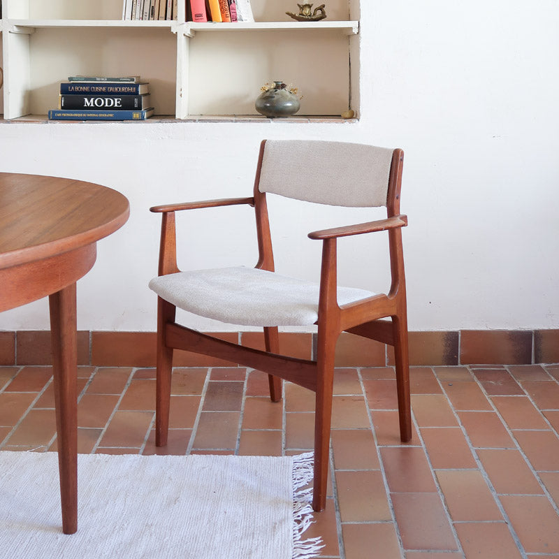 Fauteuil à accoudoirs scandinave vintage en teck années 60, assise retapissée tissu écru, esprit Erik Buch