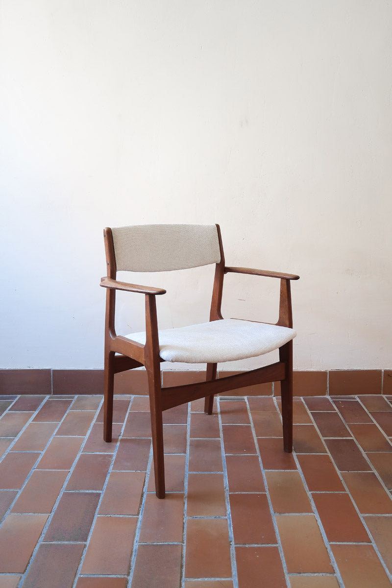 Fauteuil à accoudoirs scandinave vintage en teck années 60, assise retapissée tissu écru, esprit Erik Buch