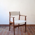 Fauteuil à accoudoirs scandinave vintage en teck années 60, assise retapissée tissu écru, esprit Erik Buch