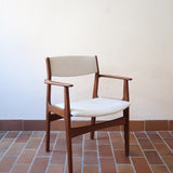 Fauteuil à accoudoirs scandinave vintage en teck années 60, assise retapissée tissu écru, esprit Erik Buch