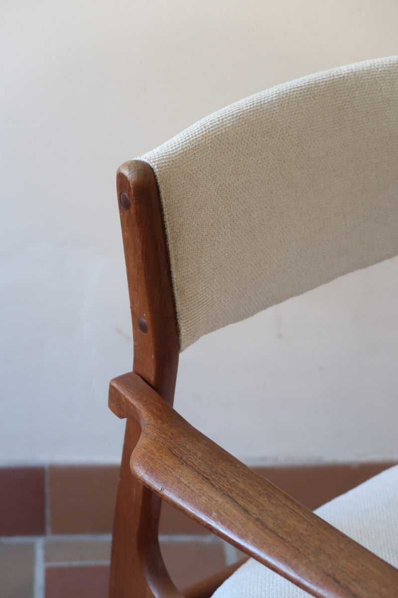 Fauteuil à accoudoirs scandinave vintage en teck années 60, assise retapissée tissu écru, esprit Erik Buch