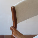 Fauteuil à accoudoirs scandinave vintage en teck années 60, assise retapissée tissu écru, esprit Erik Buch