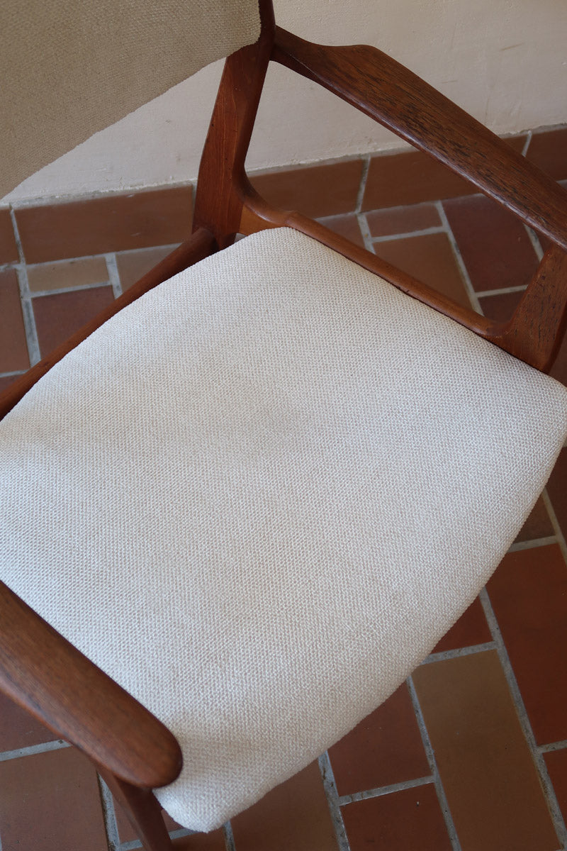 Fauteuil à accoudoirs scandinave vintage en teck années 60, assise retapissée tissu écru, esprit Erik Buch