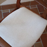 Fauteuil à accoudoirs scandinave vintage en teck années 60, assise retapissée tissu écru, esprit Erik Buch