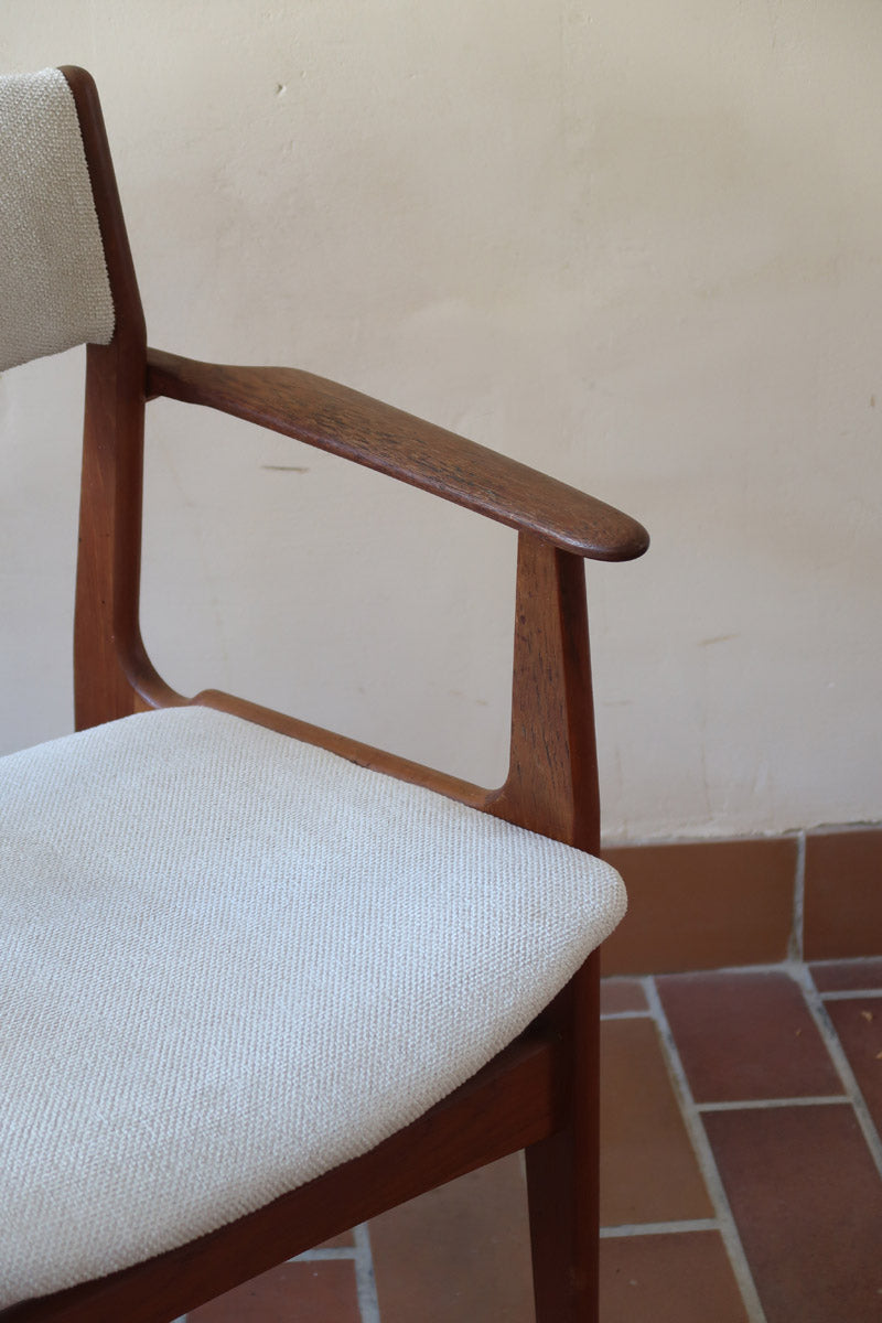 Fauteuil à accoudoirs scandinave vintage en teck années 60, assise retapissée tissu écru, esprit Erik Buch
