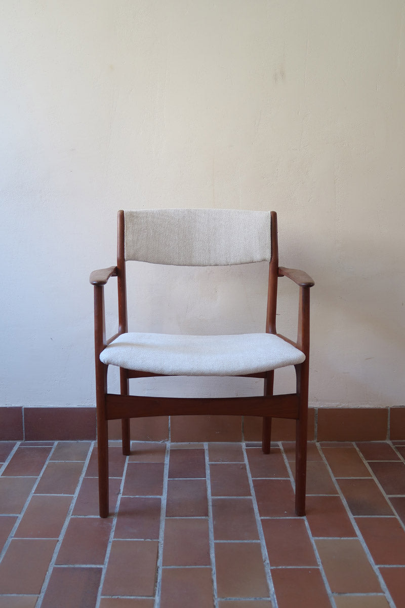 Fauteuil à accoudoirs scandinave vintage en teck années 60, assise retapissée tissu écru, esprit Erik Buch