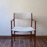 Fauteuil à accoudoirs scandinave vintage en teck années 60, assise retapissée tissu écru, esprit Erik Buch