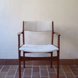 Fauteuil à accoudoirs scandinave vintage en teck années 60, assise retapissée tissu écru, esprit Erik Buch