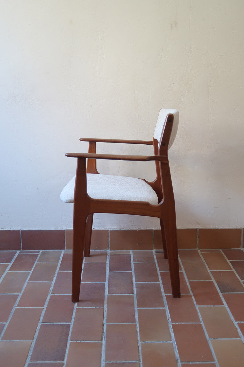 Fauteuil à accoudoirs scandinave vintage en teck années 60, assise retapissée tissu écru, esprit Erik Buch