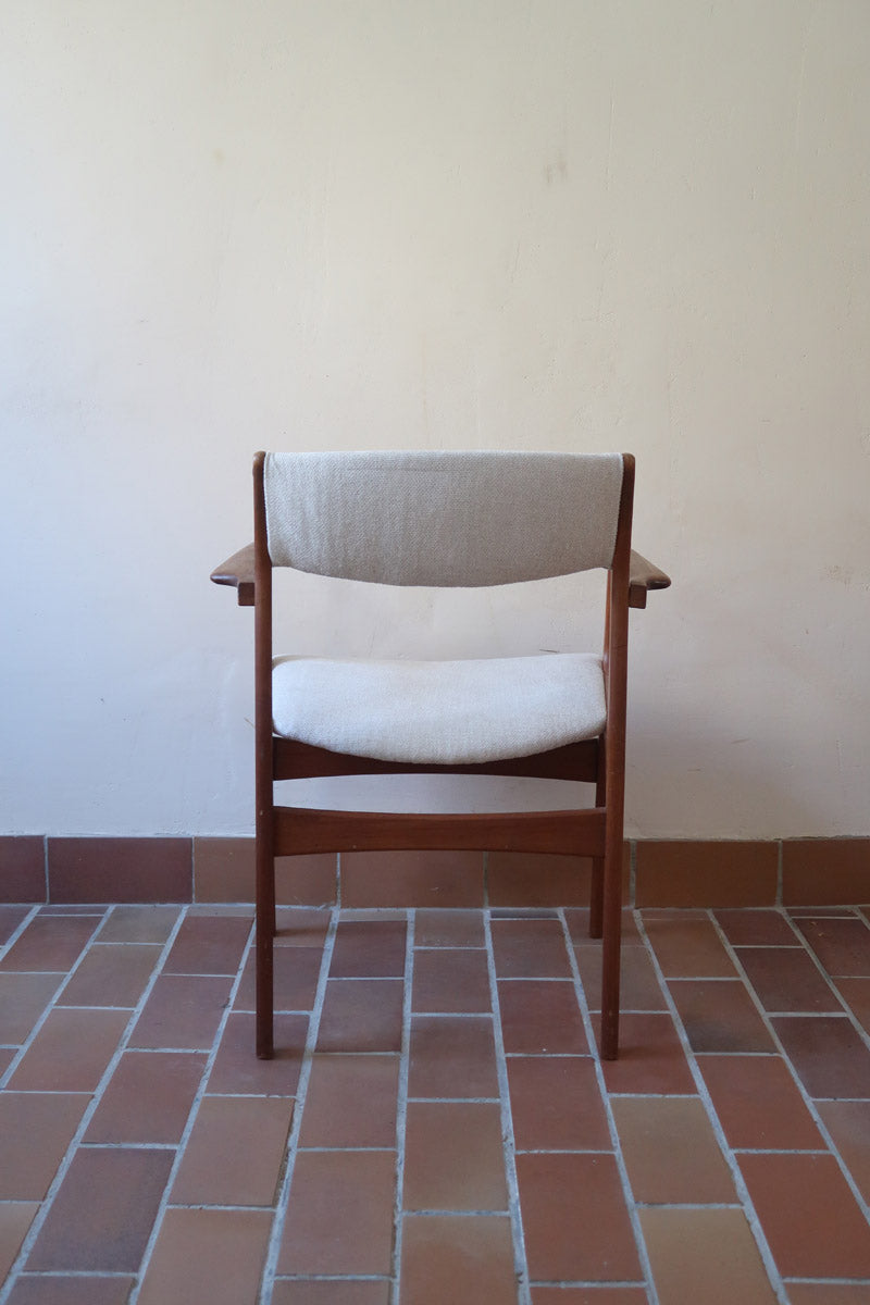 Fauteuil à accoudoirs scandinave vintage en teck années 60, assise retapissée tissu écru, esprit Erik Buch