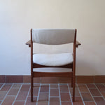 Fauteuil à accoudoirs scandinave vintage en teck années 60, assise retapissée tissu écru, esprit Erik Buch