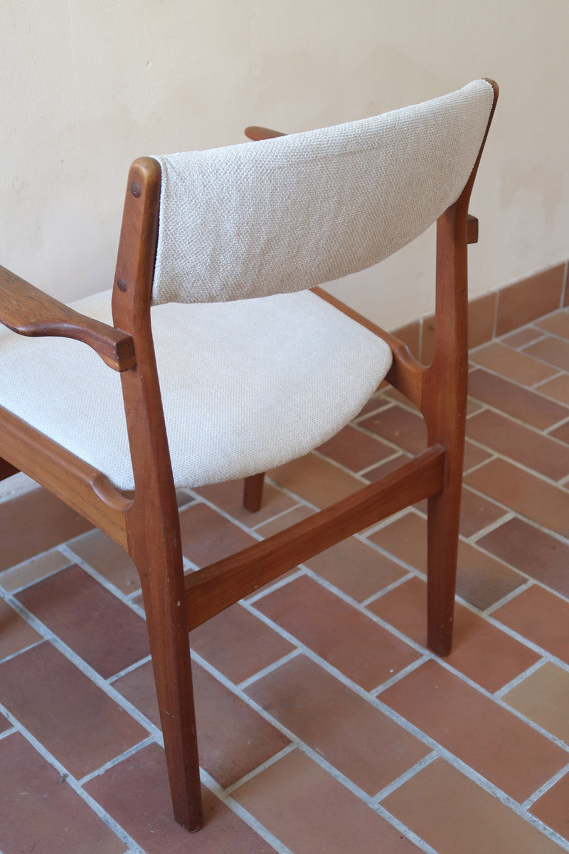 Fauteuil à accoudoirs scandinave vintage en teck années 60, assise retapissée tissu écru, esprit Erik Buch