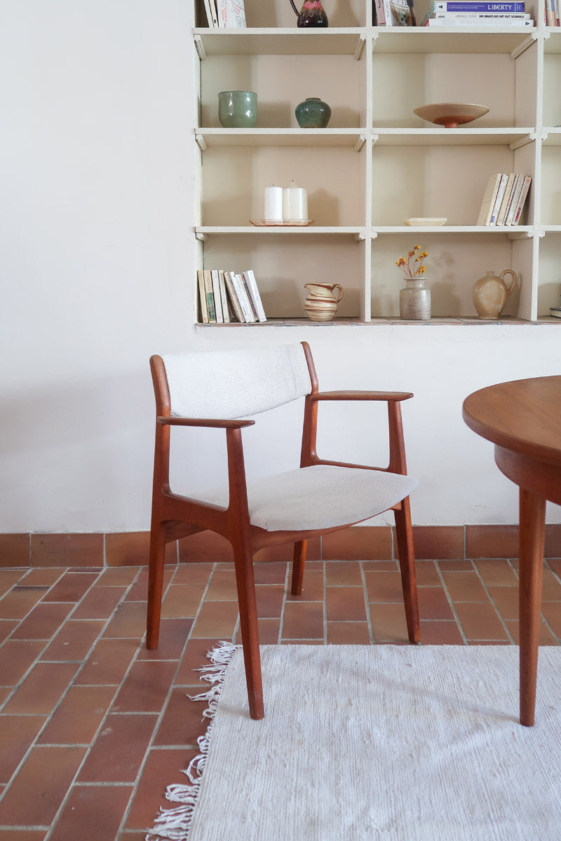 Fauteuil à accoudoirs scandinave vintage en teck années 60, dossier galbé, assise retapissée tissu écru