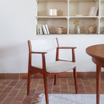 Fauteuil à accoudoirs scandinave vintage en teck années 60, dossier galbé, assise retapissée tissu écru