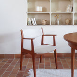 Fauteuil à accoudoirs scandinave vintage en teck années 60, dossier galbé, assise retapissée tissu écru