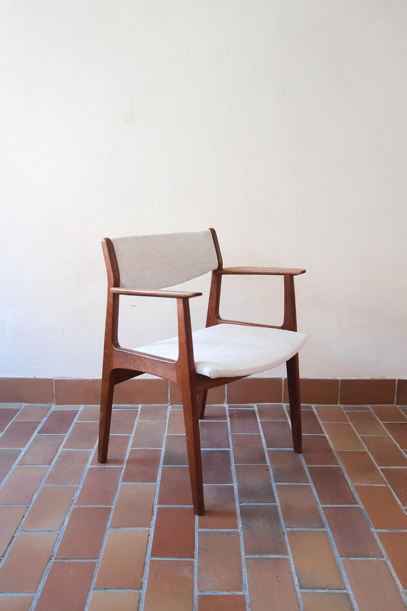 Fauteuil à accoudoirs scandinave vintage en teck années 60, dossier galbé, assise retapissée tissu écru