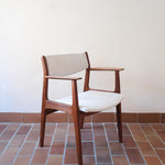 Fauteuil à accoudoirs scandinave vintage en teck années 60, dossier galbé, assise retapissée tissu écru