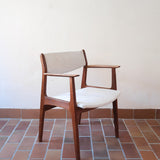 Fauteuil à accoudoirs scandinave vintage en teck années 60, dossier galbé, assise retapissée tissu écru