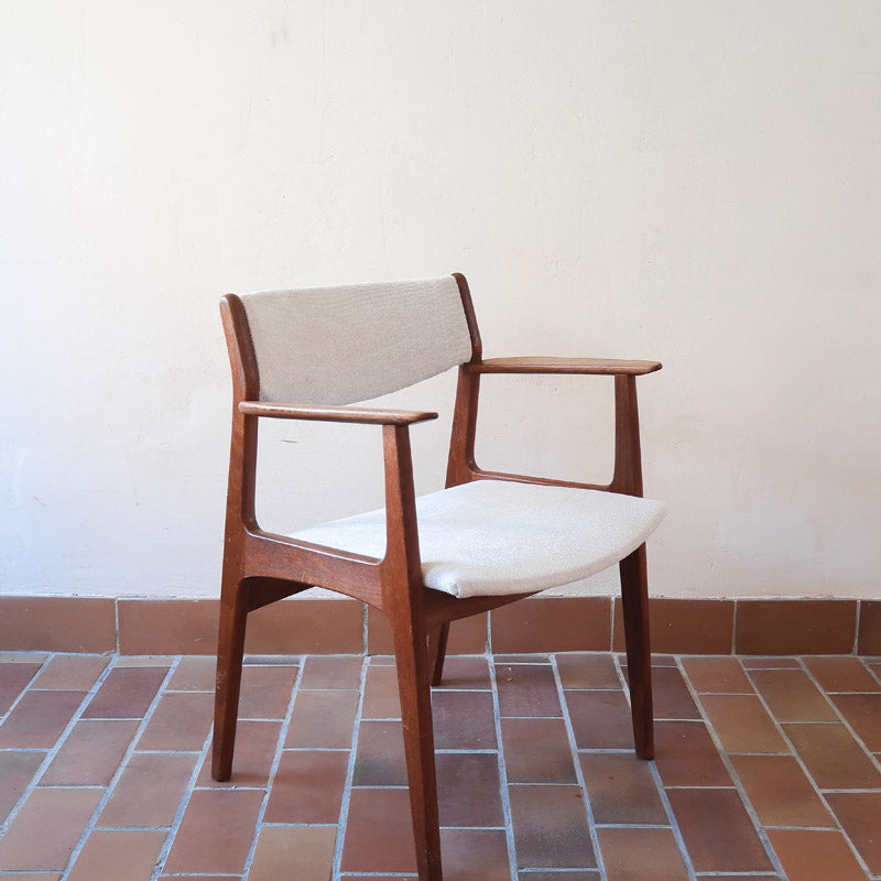Fauteuil à accoudoirs scandinave vintage en teck années 60, dossier galbé, assise retapissée tissu écru