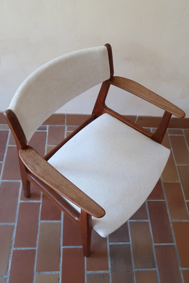 Fauteuil à accoudoirs scandinave vintage en teck années 60, dossier galbé, assise retapissée tissu écru