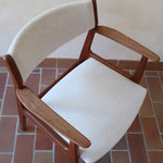 Fauteuil à accoudoirs scandinave vintage en teck années 60, dossier galbé, assise retapissée tissu écru