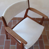 Fauteuil à accoudoirs scandinave vintage en teck années 60, dossier galbé, assise retapissée tissu écru