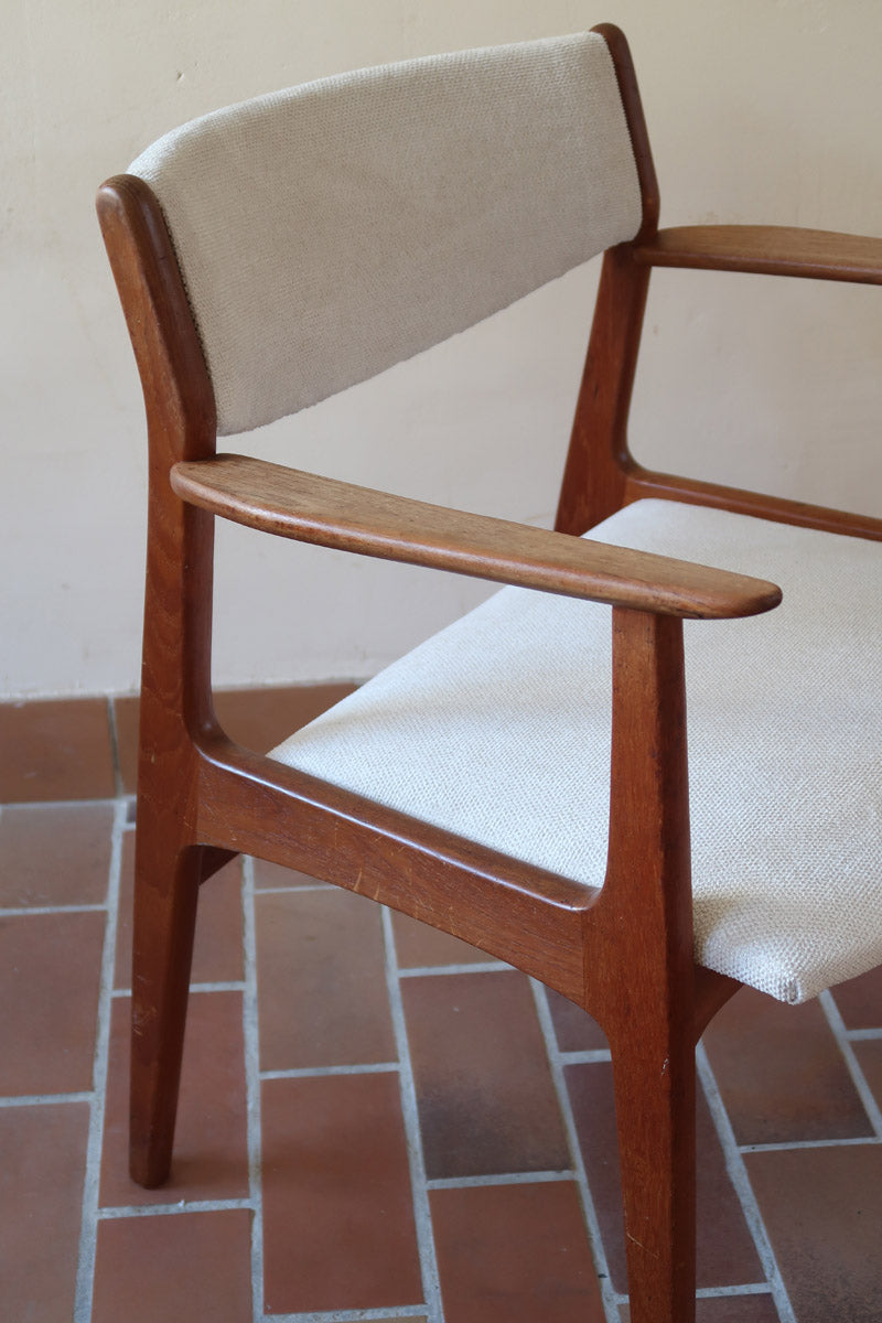 Fauteuil à accoudoirs scandinave vintage en teck années 60, dossier galbé, assise retapissée tissu écru