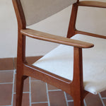 Fauteuil à accoudoirs scandinave vintage en teck années 60, dossier galbé, assise retapissée tissu écru