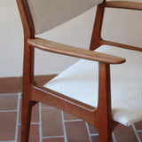Fauteuil à accoudoirs scandinave vintage en teck années 60, dossier galbé, assise retapissée tissu écru