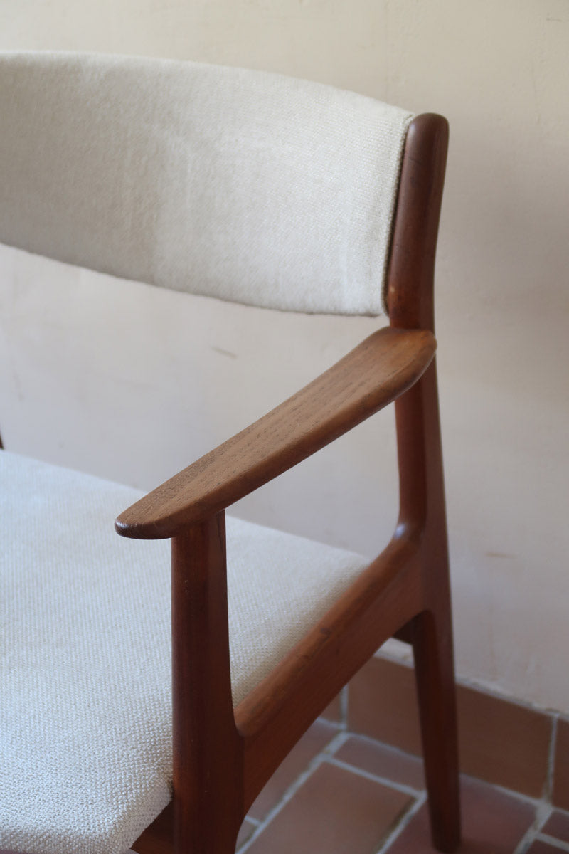 Fauteuil à accoudoirs scandinave vintage en teck années 60, dossier galbé, assise retapissée tissu écru