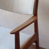 Fauteuil à accoudoirs scandinave vintage en teck années 60, dossier galbé, assise retapissée tissu écru