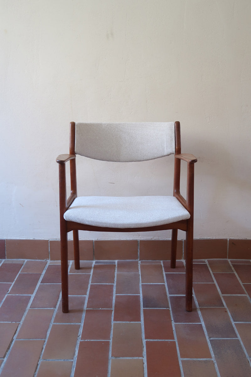 Fauteuil à accoudoirs scandinave vintage en teck années 60, dossier galbé, assise retapissée tissu écru
