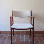 Fauteuil à accoudoirs scandinave vintage en teck années 60, dossier galbé, assise retapissée tissu écru