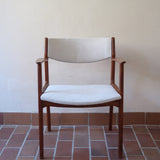 Fauteuil à accoudoirs scandinave vintage en teck années 60, dossier galbé, assise retapissée tissu écru