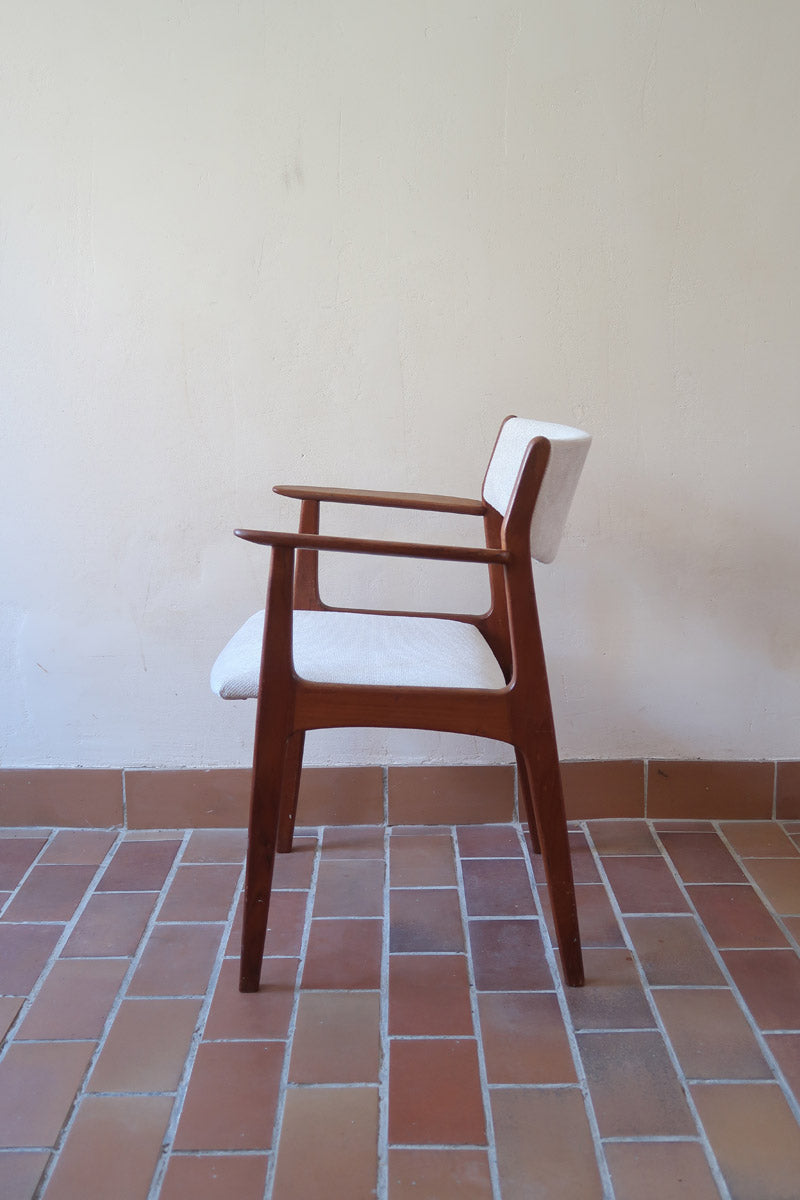 Fauteuil à accoudoirs scandinave vintage en teck années 60, dossier galbé, assise retapissée tissu écru