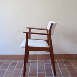 Fauteuil à accoudoirs scandinave vintage en teck années 60, dossier galbé, assise retapissée tissu écru