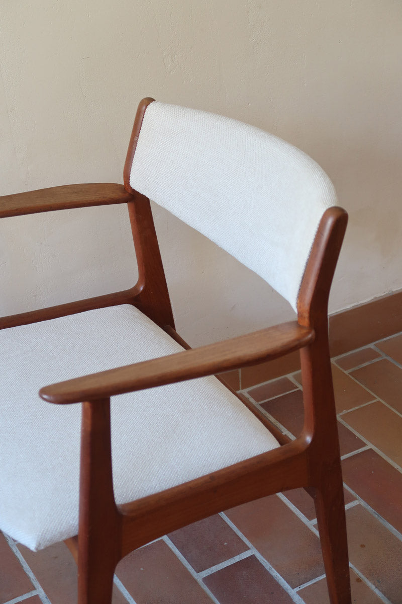 Fauteuil à accoudoirs scandinave vintage en teck années 60, dossier galbé, assise retapissée tissu écru