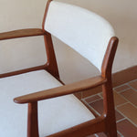 Fauteuil à accoudoirs scandinave vintage en teck années 60, dossier galbé, assise retapissée tissu écru