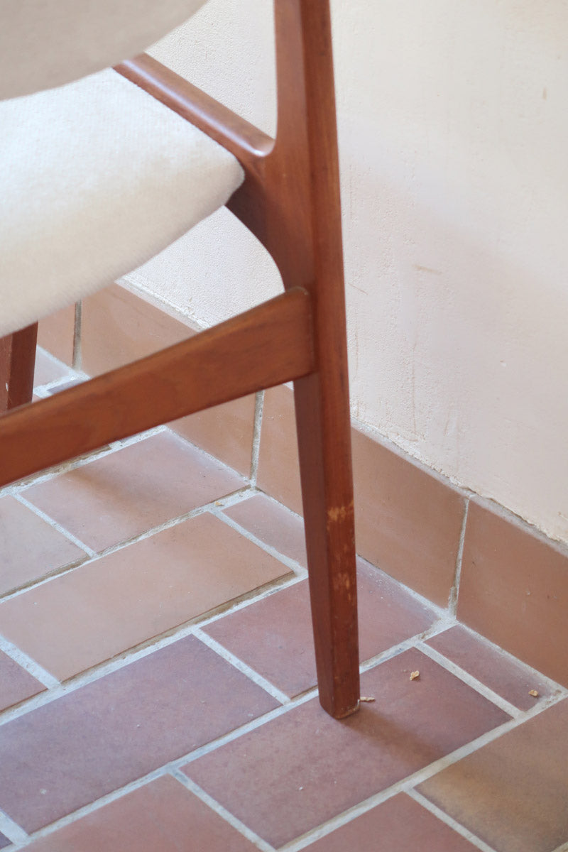 Fauteuil à accoudoirs scandinave vintage en teck années 60, dossier galbé, assise retapissée tissu écru