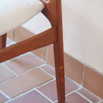Fauteuil à accoudoirs scandinave vintage en teck années 60, dossier galbé, assise retapissée tissu écru
