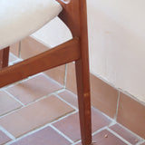 Fauteuil à accoudoirs scandinave vintage en teck années 60, dossier galbé, assise retapissée tissu écru